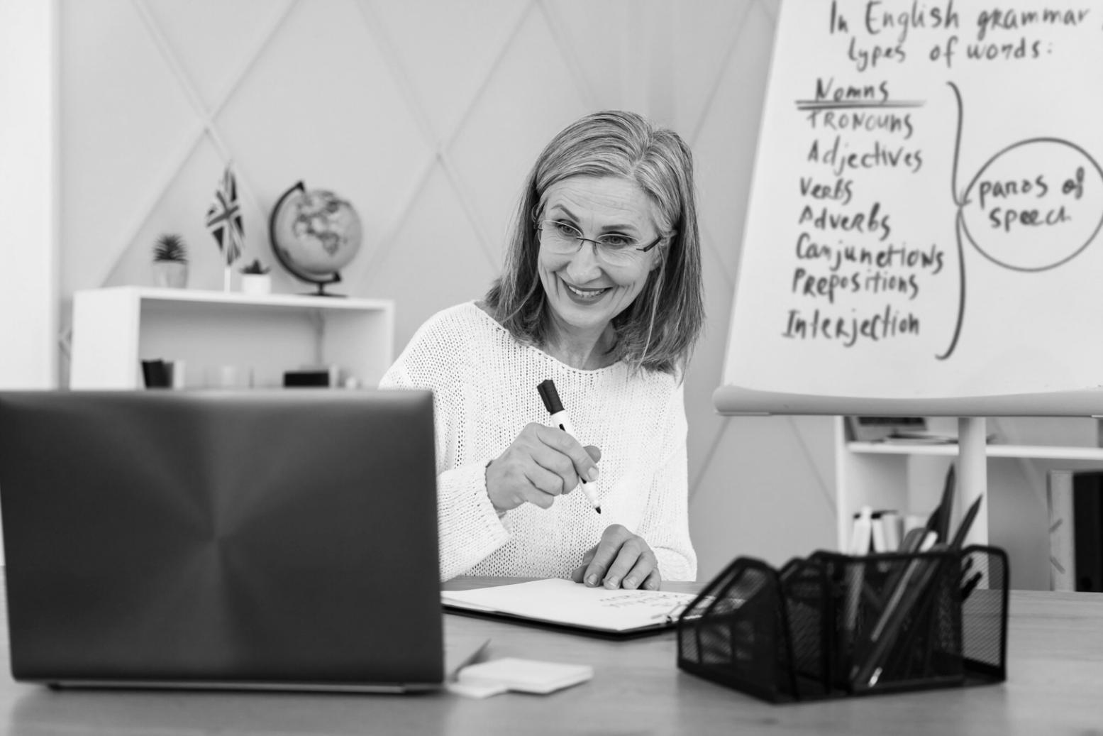 Студент работает над дизайном логотипа в современной студии